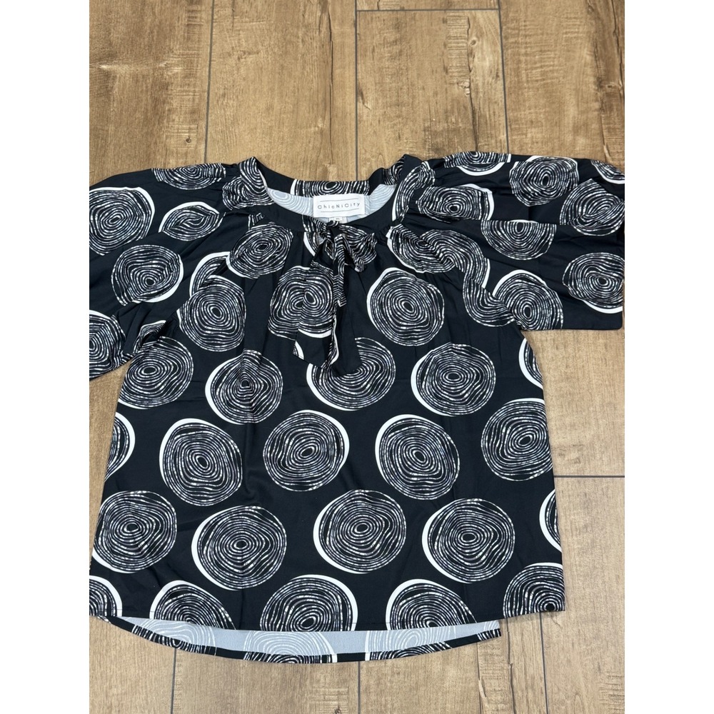 ChicNiCity Black White Swirl Print Tie Neck Short Sleeve Top Women's‎ XL